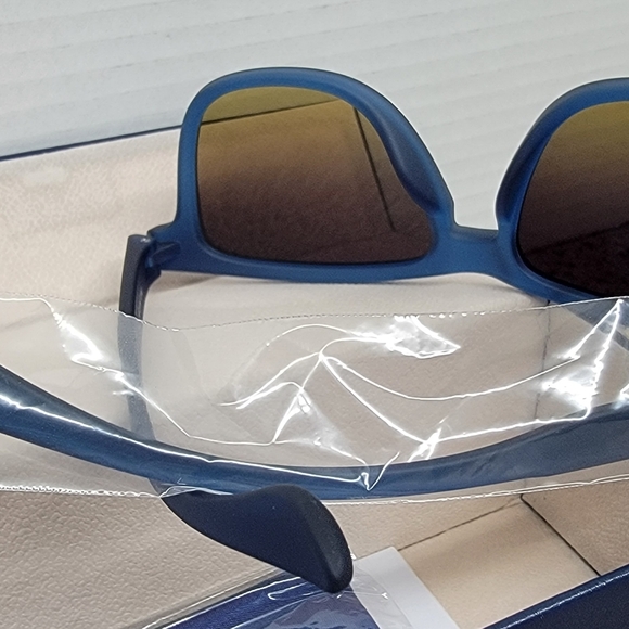 Lasiyanor Navy Blue sunglasses with case - Picture 2 of 4